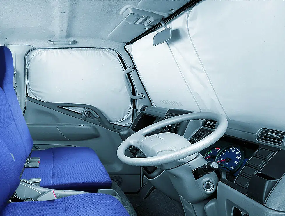 Die FUSO Sonnenblenden bieten optimalen Schutz der Kabine vor zu großer Hitze, beispielsweise wenn das Fahrzeug in der Sonne abgestellt wird.