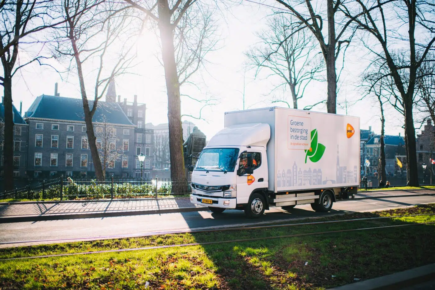 Met de volledig elektrische FUSO eCanter realiseert PostNL de ideale versie van binnenstedelijk distributievervoer - lokaal emissievrij en fluisterstil.