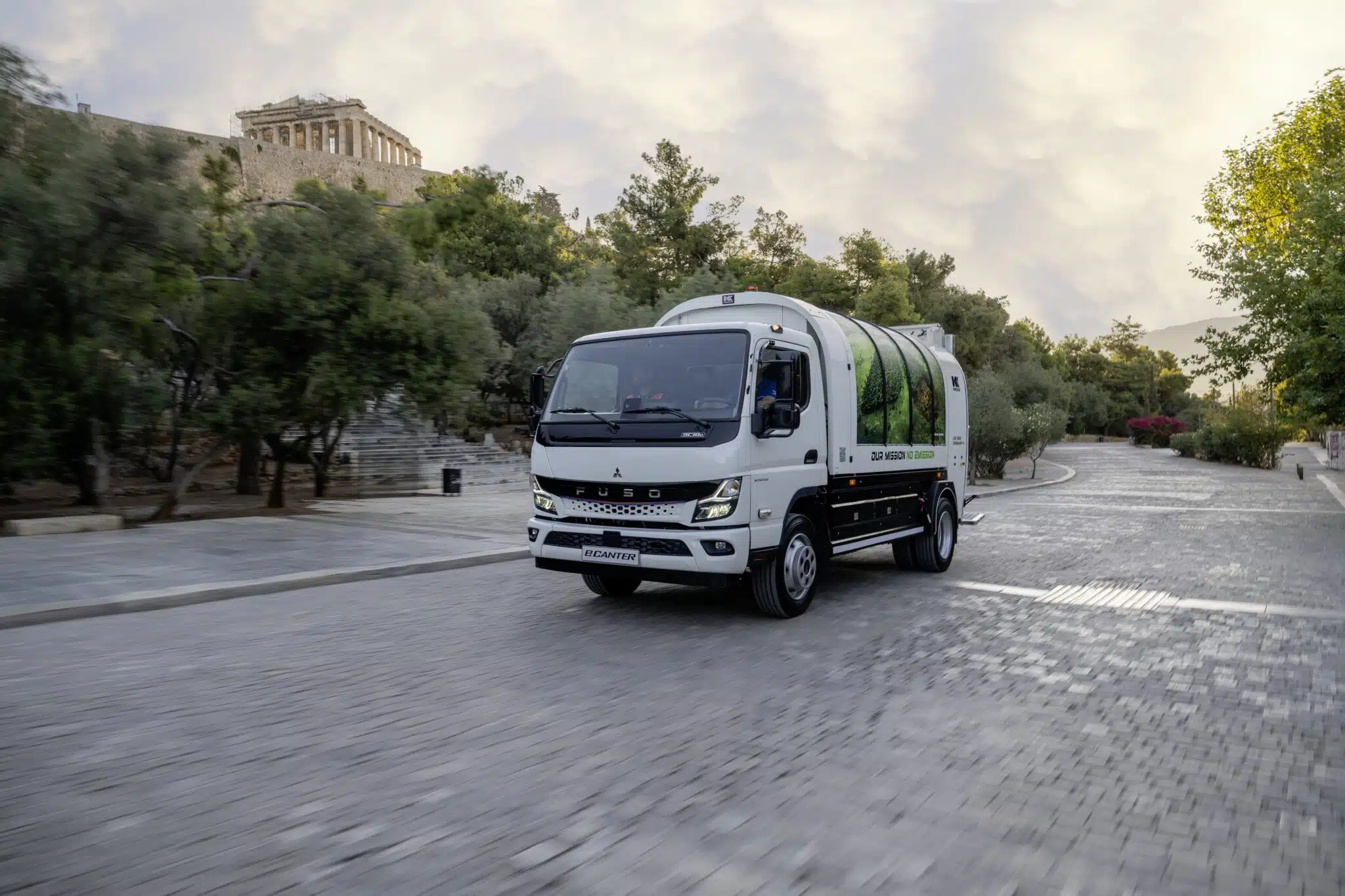 FUSO eCanter räumt auf: 89 batterieelektrische Lkw sammeln Abfall in Athen und Thessaloniki
FUSO eCanter cleans up: 89 battery-electric trucks collect waste in Athens and Thessaloniki